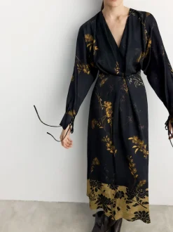 Robe Mi-longue BHOEM Satin Fleuri Imprimé Noir Kimono