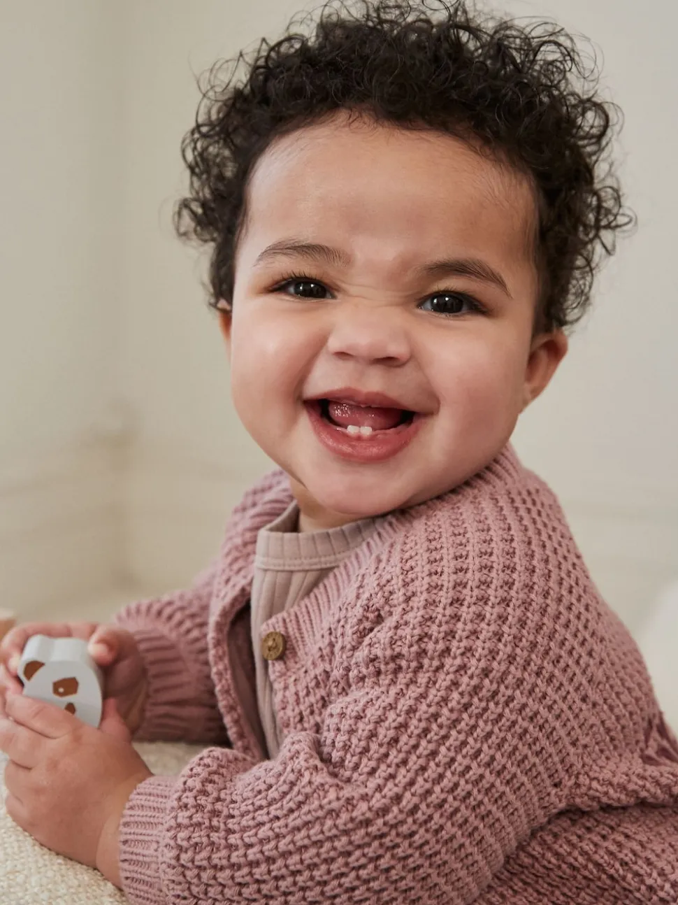 Rose - Cardigan bébé en tricot brodé d'un slogan au dos (0mths-2yrs)