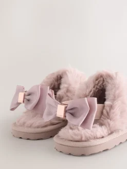 Rose - Chaussons mules Baker by Ted Baker fille en daim en fausse fourrure avec nœud