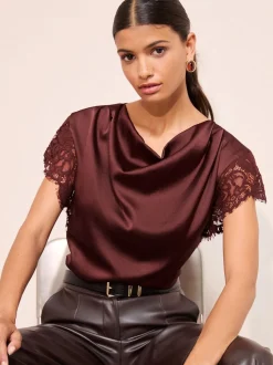 Rouge - Chemisier Friends Like These en Satin à Col bénitier et détail en dentelle