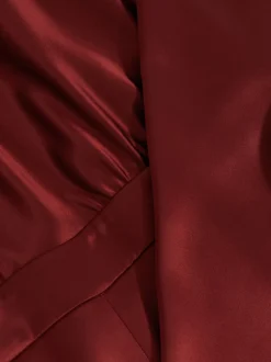 Rouge foncé - Combinaison Cape Reiss Farah en satin à ceinture