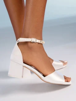 Sandales de mariée Friends Like These en satin à chaussures à talons bas et lanières de perles