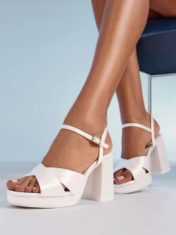 Sandales Friends Like These en satin à talon mi-bloc et à lanières croisées Mariage