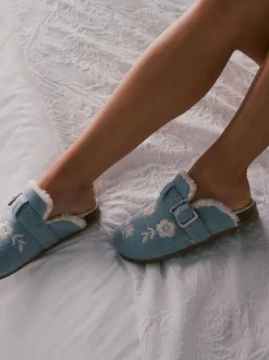 Shabby Chic by Rachel Ashwell® bleu chaussons mules brodées avec semelle plantaire en fourrure
