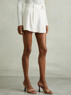 Shorts ajustés plissés sur le devant Reiss Millie