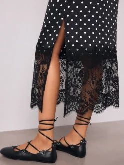 Tache noire/blanche - Jupe mi-longue en satin bordée de dentelle