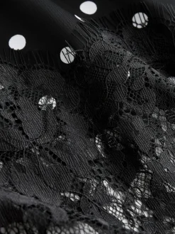 Tache noire/blanche - Jupe mi-longue en satin bordée de dentelle