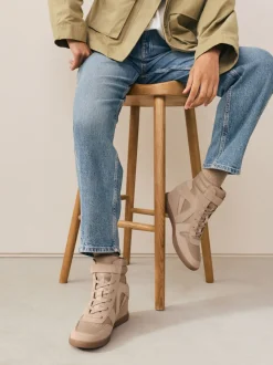 Taupe (Taupe) - Baskets compensées à lacets Forever Comfort®