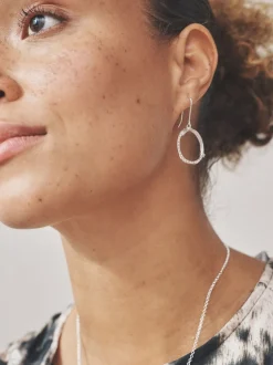 Tonalité argentée - Boucles d’oreilles cercle ouvert avec détail scintillant