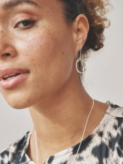 Tonalité argentée - Boucles d’oreilles cercle ouvert avec détail scintillant