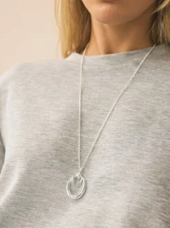 Tonalité argentée - Collier à pendentif cercle entrelacé