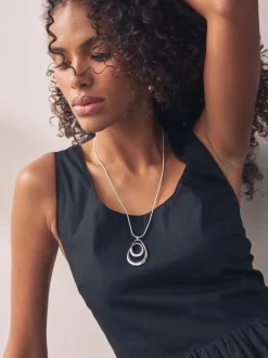 Tonalité argentée - Collier pavé ovale tourbillonnant