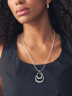 Tonalité argentée - Collier pavé ovale tourbillonnant