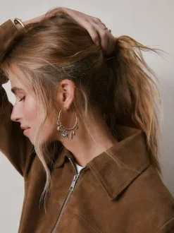 Tonalité d'or - Boucles d’oreilles créoles à breloque enveloppantes