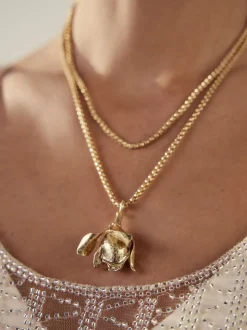 Tonalité d'or - Collier long à fleurs