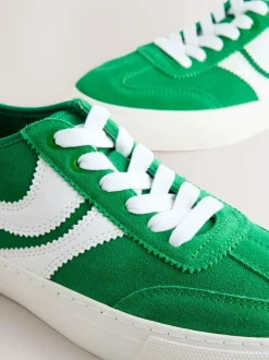 Vert - Baskets à lacets Forever Comfort® en daim à rayures latérales