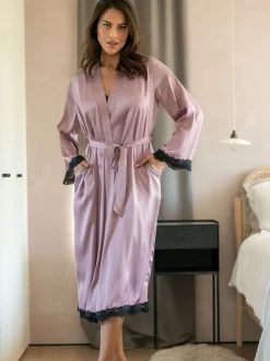 Violet - Robe de chambre Pour Moi Dusk en satin et dentelle à manches kimono